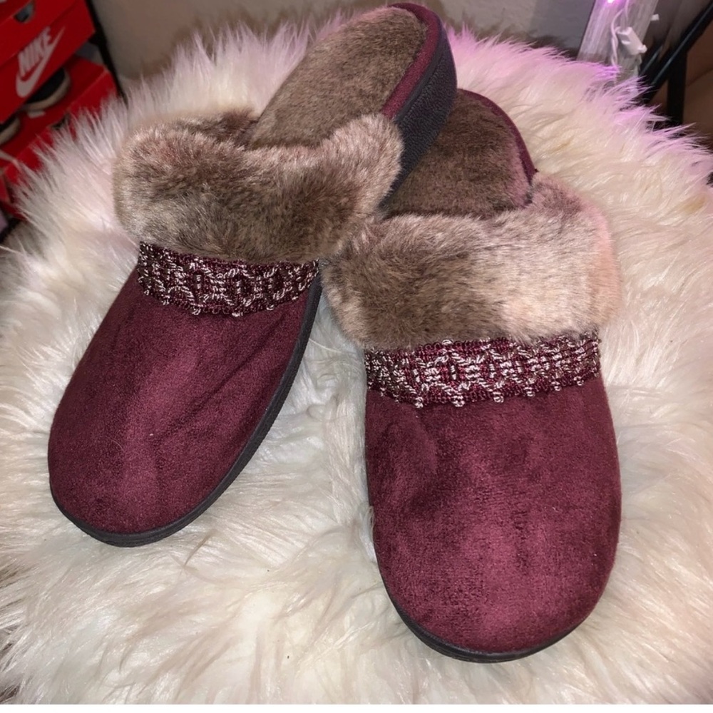 Isotoner Slippers Size NWT marked 8.5 (fit is smaller)
More like 7.5-8